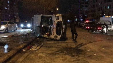 Ambulans Ile Otomobil Çarpisti Açiklamasi 3'Ü Saglik Görevlisi 4 Yarali