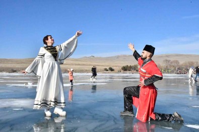 Buzla Kapli Çildir Gölü'nde Kafkas Gösterisi Havadan Görüntülendi