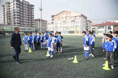 Altindag Belediyesi Ücretsiz Futbol Kurslariyla Futbolcu Yetistiriyor