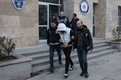 Araç Filo Bayileri Adina Taklit Internet Sitesi Kurup Engelli Vatandaslari Dolandirdilar Açiklamasi 5 Gözalti