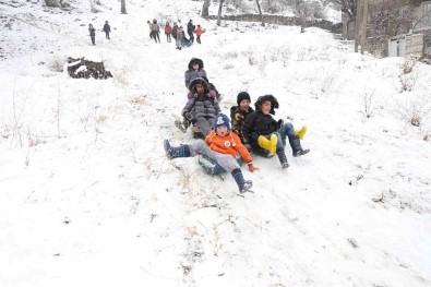 Çatak'ta Çocuklarin Bidonla Kayma Keyfi