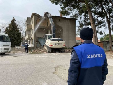 Gürsu'da Riskli Metruk Yapi Yikildi