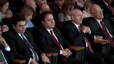 Millet İttifakı Ortak Mutabakat Metni'ni açıklarken Gültekin Uysal'ın uyuya kaldığı görüldü