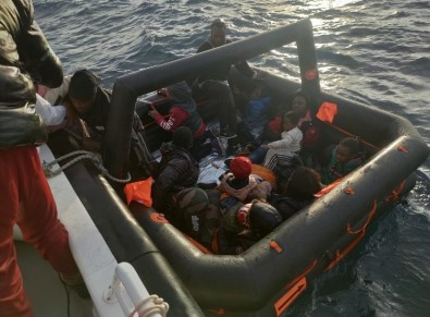 Yunan Unsurlarinca Ölüme Terk Edilen 15 Kaçak Göçmen Kurtarildi