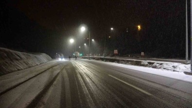 Zonguldak-Ankara Kara Yolu'nda Kar Yagisi Etkili Oldu