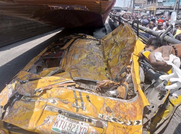 Nijerya'da yolcu otobüsünün üzerine konteyner devrildi
