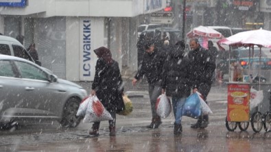 Aksaray'da Sehir Merkezine Yilin Ilk Kari Yagdi