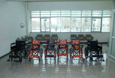 Van Büyüksehir Belediyesinden 12 Vatandasa Tekerlekli Sandalye