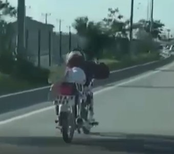 Yatarak Motosiklet Kullanan Sürücü, Polisten Kaçamadi