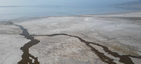 Tuz Gölü’nde kuraklık alarmı! Su alanı yüzde 10 seviyelerine düştü .