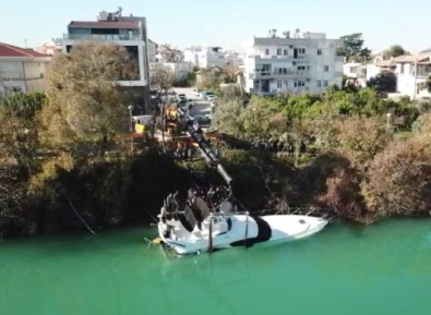 15 Metrelik Yatin Suya Batmamasi Için Büyük Mücadele Verdiler