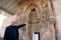 Bir Kapisinin Anlatimi 1,5 Saat Sürüyor, Dinleyenler Gözyaslarina Hakim Olamiyor