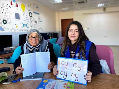 Hiç Okula Gitmeyen Iki Komsu Kadinin Azmi