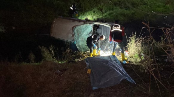 Araç dereye yuvarlandı: 1 ölü, 3 yaralı