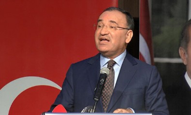 Adalet Bakanı Bozdağ'dan altılı masaya eleştiri: Cumhurbaşkanı adayı değil özel kalem müdürü arıyorlar