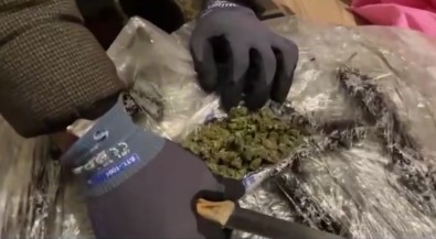 Izmir Polisinden Zehir Baskini Açiklamasi 22 Kilo Esrar Ele Geçirildi