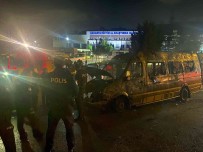 Sakarya'da Hastane Önünde Minibüs Alev Topuna Döndü