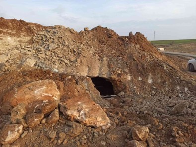 Yol Çalismasinda 1600 Yillik Oda Mezar Bulundu