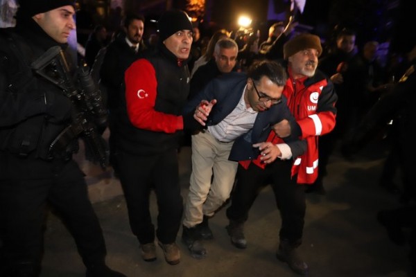 Kars'ta otel çatısı çöktü: Yaralılar var