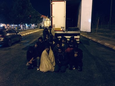 Dorsenin Gizli Bölmesinde Saklanan 24 Göçmen Yakalandi