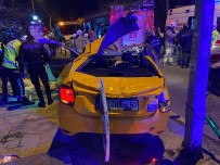 Kadiköy'de Ters Dönen Ticari Taksinin Tavani Koptu Açiklamasi 3'Ü Agir 4 Yarali