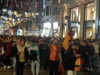 Derbiyi Kazanan Galatasaray Taraftarlari Taksim Meydani'nda Kutlama Yapti