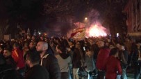 Galatasarayli Taraftarlar, Takimlarini Coskuyla Karsiladi
