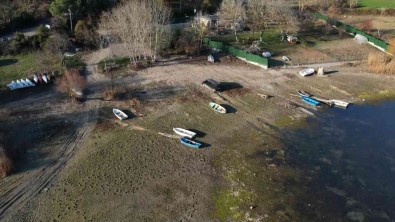 Terkos Gölü'nde Sular Çekildi, Teknelerin Yüzdügü Yerde Insanlar Yürüyüs Yapti