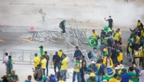 Brezilya'da Bolsonaro destekçileri Kongre binasını bastı!