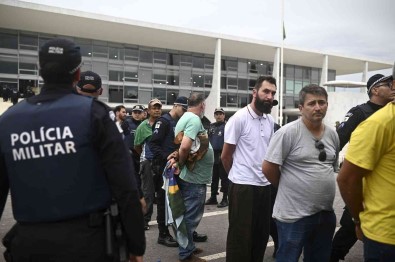 Brezilya'da Bolsonaro Destekçisi Bin 500 Kisi Gözaltina Alindi