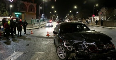 Sivas'ta hafif ticari araçla otomobilin çarpışması sonucu 5 kişi yaralandı