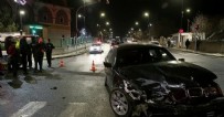 Sivas'ta hafif ticari araçla otomobilin çarpışması sonucu 5 kişi yaralandı