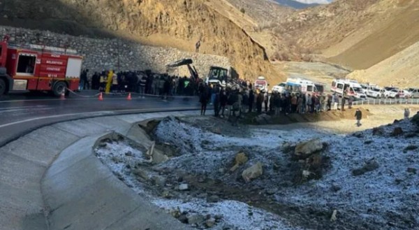 Siirt'te minibüs devrildi! Çok sayıda yaralı var