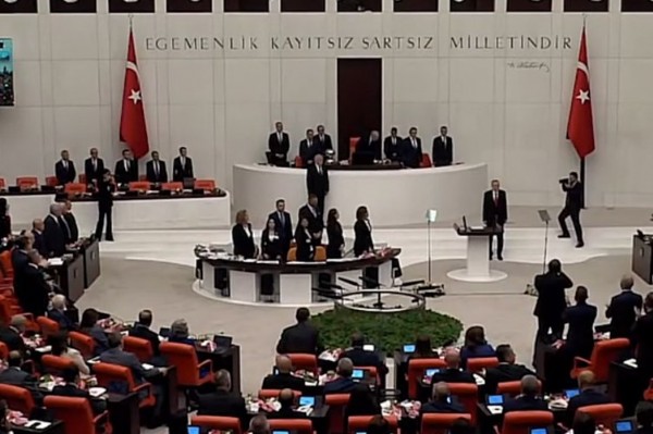 CHP ve HDP sıralarında yine hazımsızlık! Başkan Erdoğan Genel Kurul'a giriş yaparken ayağa kalkmadılar