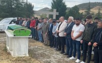 Amasya'daki Otobüs Kazasinda Hayatini Kaybeden 2 Üniversite Ögrencisi Çorum'da Defnedildi
