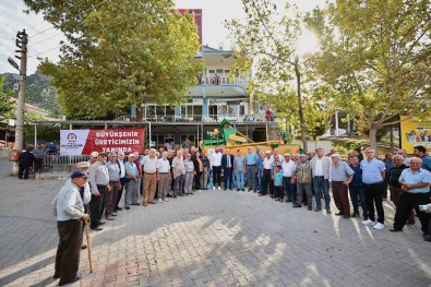 Bozkurtlu Çiftçilere Tohum Eleme Makinesi Ve Kati Gübre Dagitma Römorku Hibe Edildi