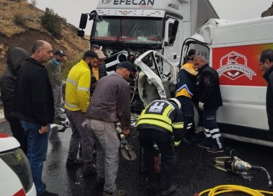 Erzincan'da Trafik Kazasi Açiklamasi 1 Ölü, 2 Agir Yarali