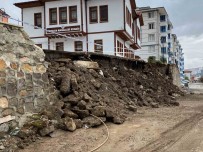 Yozgat'ta Siddetli Yagis Nedeniyle Istinat Duvari Çöktü