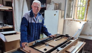 85 Yasindaki Emekli Ögretmen, Kurdugu Atölyede Akilli Sehpa Üretiyor