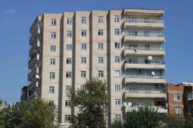 95 Yasindaki Fuat Dede Depremlerde Terk Edilen Binada Tek Basina Yasiyor