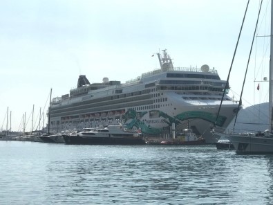 Dev Yolcu Gemisi Israil'deki Savastan Dolayi Rotasini Marmaris'e Çevirdi