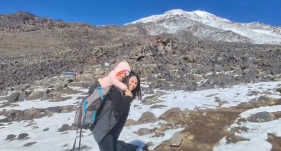 Minik Nisa Annesiyle Agri Dagi Zirvesine Çikti