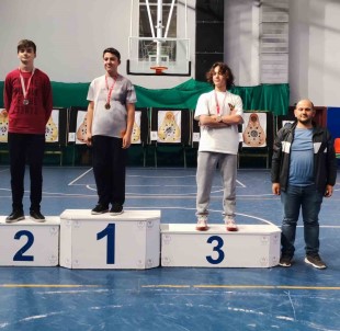 25 Okçu Hedefi Vurmak Için Yaristi