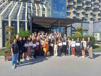 Avcilar'da 'Üreten Eller' Projesine Katilan 35 Kadin Sertifikasini Aldi