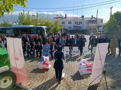 Güroymak'ta Çiftçilere 60 Ton Ekmeklik Bugday Tohumu Dagitildi