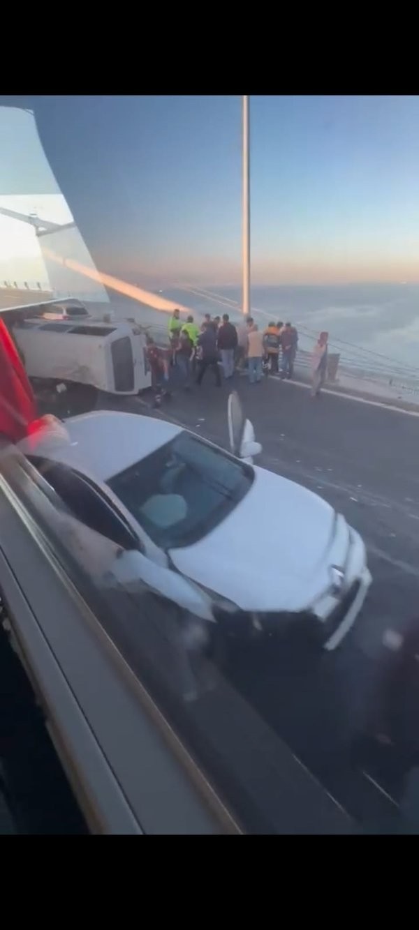 Osmangazi'de 3 araç birbirine girdi: 8 yaralı