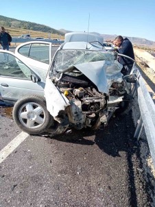 Çorum'da Iki Otomobil Çarpisti Açiklamasi 1 Ölü, 2 Yarali