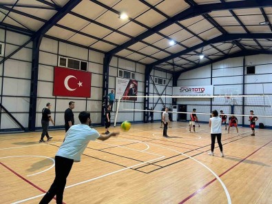 Çukurca'da Voleybol Turnuvasi Yapildi