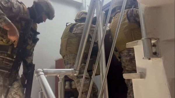 Tekneye bindirilirken operasyon yaptılar! 517 kaçak göçmen yakalandı