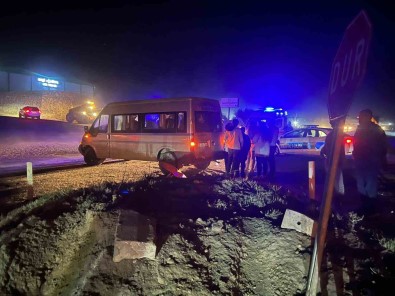 Nevsehir'de Isçileri Tasiyan Minibüs Refüje Çarpti Açiklamasi 7 Yarali